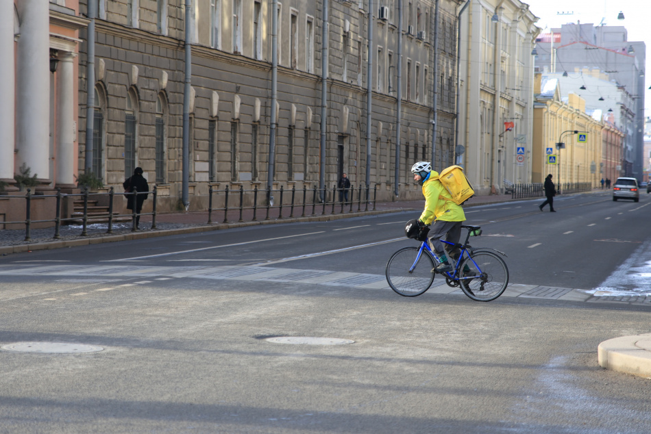 В Петербурге тысячи мигрантов лишатся работы курьерами с ноября 2025 года
